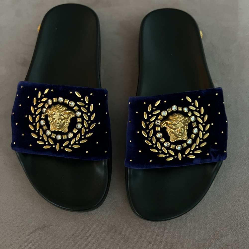 Velvet Versace sandals in the best condition, adorned with a gold Medusa.